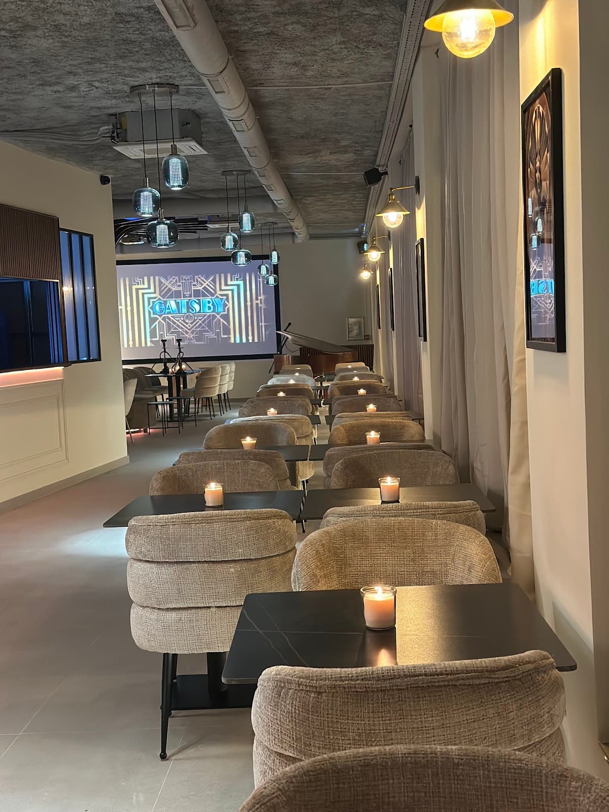 la salle, à la lueur des lampes